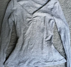 Långärmad tröja - SÄG TILL INNAN OM NI VILL HA FRI FRAKT, LÄGGER UT INLÄGGET IGEN DÅ Långärmad tröja köpt second hand