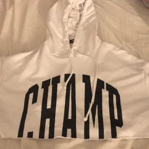 Tröja  - En vit kort tröja i storlek L lite små fläckar men fin:) 