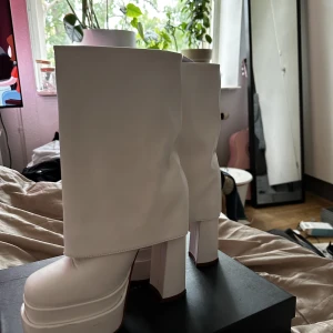 Azalea Wang skor - Världens vackraste klackskor med en snygg vikning över själva skon. Älskar dem så mycket men dem är lite för stora för mig så kan inte använda dem. Storlek 37-37,5. Dem förtjänar någon som älskar dem lika mycket som jag❤️💔endast använda 1 gång. 