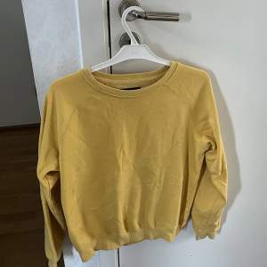 En gul långärmad tröja, använd några gånger men inget slitage. Endast lilte skrynklig. 