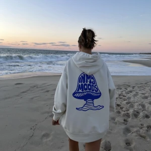 In my moods hoodie - Säljer denna limited ed slutsålda hoodien från in my moods💙ej använd, helt ny! Jag har storlek L (min vanliga är xs-s) för att den ska sitta som första bilden, hon har också L💙Köpt för 2000kr med frakt och tull💙
