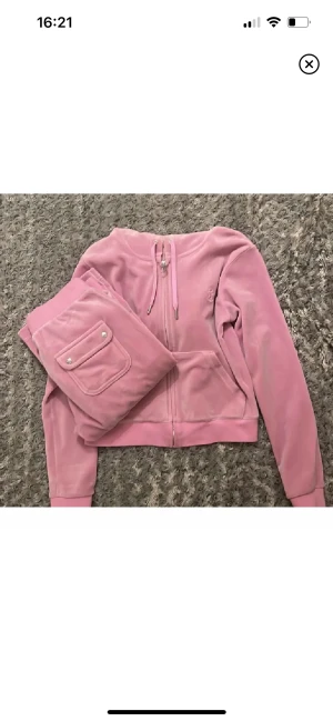 Juicy dress  - Säljer detta rosa slutsålda settet från juicy. Storlek Xs på byxorna och S på tröjan. Superbra skick 