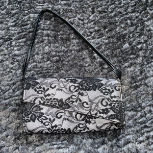 Svart spets väska - En jättefin svart spets väska. 