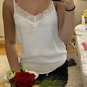 Spets topp - Jättefin spets topp, så skön men kommer inte till användning 💓 Storlek 34/S men passar även mindre och större 🥰