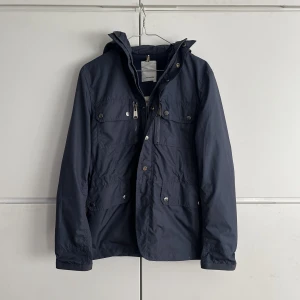 J Lindeberg jacka - Säljer min feta jacka från J.Lindeberg i blå färg. Passar perfekt nu till sensommar/höst, utsida är av nylon som passar till alla väder. Storlek S, hojta till för mer bilder eller info. 🏌🏽