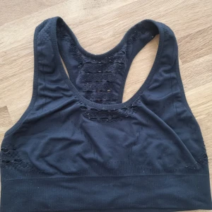 Sport bra size S - Sport BH in used condition. Size S. I am selling it because the size is not good for me anymore. Combined shipping applies.