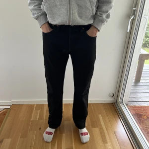 Levis jeans - Säljer mina Levis jeans då dom inte används. Dock riktigt sköna och bra o storlek och längd! Se bild för storlek.