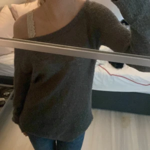 Tun stickad tröja💞 - Lite tunnare stickad tröja som är lite genomskinlig! Den är nopprig men det syns inte så mycket💗