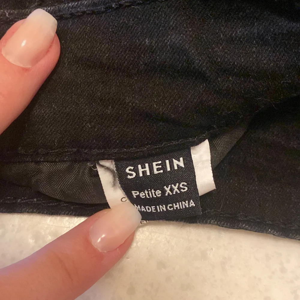 Svarta utsvängda jeans i storlek xxs, aldrig använda. Från shein. Original pris 199kr. Jeans & Byxor.