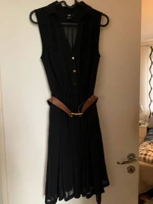 Klänning med bälte  - Svart klänning från hm använd fåtal gånger. 