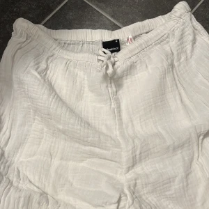 Linnebyxor - Lågmidjade linnebyxor från Gina tricot. Knappt använda. Storlek M, mycket fint skick.