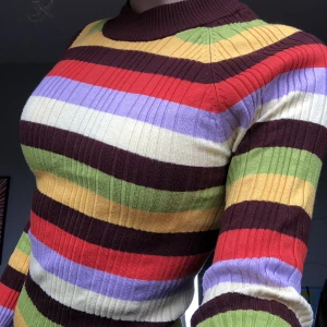 Tröja - Söt tröja från Gina Tricot i storlek S. Använt ett x antal gånger då den är lite nopprig (kolla första bilden) annars inga defekter. Jätte skönt material!!