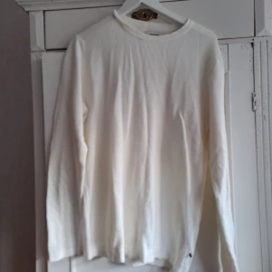 Tröja  - Tunnare tröja. Väldigt lite använd. Storleken är XL. Men känns liten så snarare en L