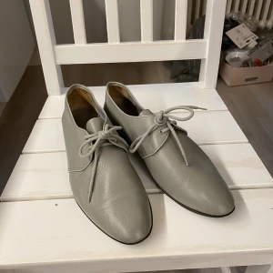 Renato Curzi skor i läder - Gråa läderskor från Italien. De är av herrmodell i storlek 43. 