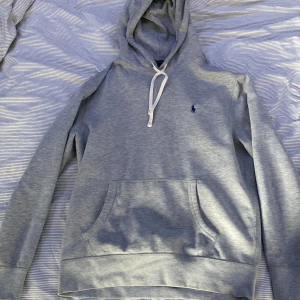 Polo Ralph lauren Hoodie - Vanlig grå Polo Ralph lauren Hoodie  Medium Knappt använd  Bra skick 
