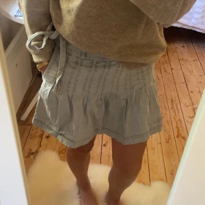 Kjol - Vintage kjol i grått likande jeansmaterial! Fickor och band man knyter. Inga skador🤍