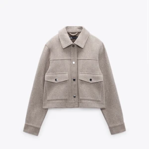 Zara kappa - Säljer den här jättefina slutsålda Zara kappan perfekt till hösten. Den är i jättebra skick och inte har inte användts mycket💕 (Första bilden är lånad)