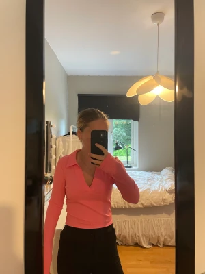 rosa tröja - en rosa långärmad tröja från H&M som aldrig är använd och i storlek XS 💕 tröjan har lappen kvar !!