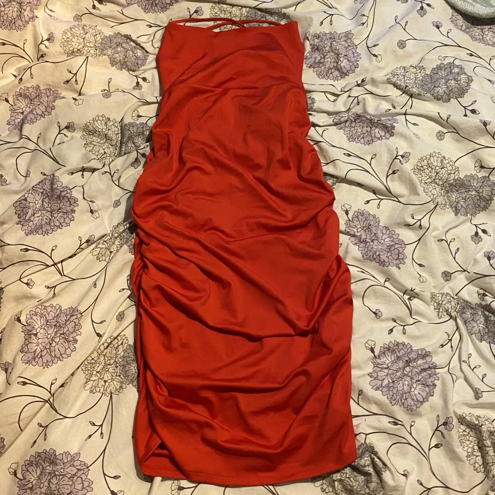 Röd tajt klänning från bikbok, mjukt och stretchigt material. Använd få gånger, inga skador. Vid frågor skicka pm, köparen står för frakten🫶🏻. Klänningar.