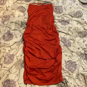 Röd tajt klänning från bikbok, mjukt och stretchigt material. Använd få gånger, inga skador. Vid frågor skicka pm, köparen står för frakten🫶🏻