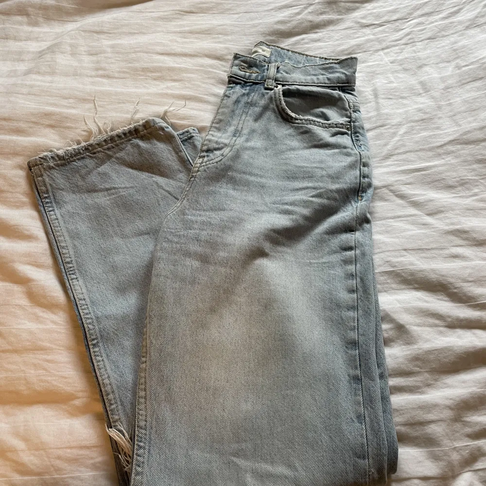 Ett par jeans från ginatricot med hål på knäna, de är i storlek 32 💙 knappt använda och i mycket bra skick 🙌🏻. Jeans & Byxor.