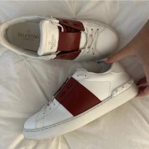 Valentino skor - röda valentions i strl 40, några fläckar men inte väl använda ❤️ Be för fler bilder på fläckar mm 