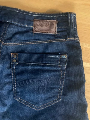Jeans men fina fickor  - Ett par jeans med fina detaljer på fickorna 