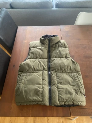 Batistini (Dressmann) väst - Batistini Väst i Militärgrön/Oliv Stor i storleken, passar Medium Cond 8/10