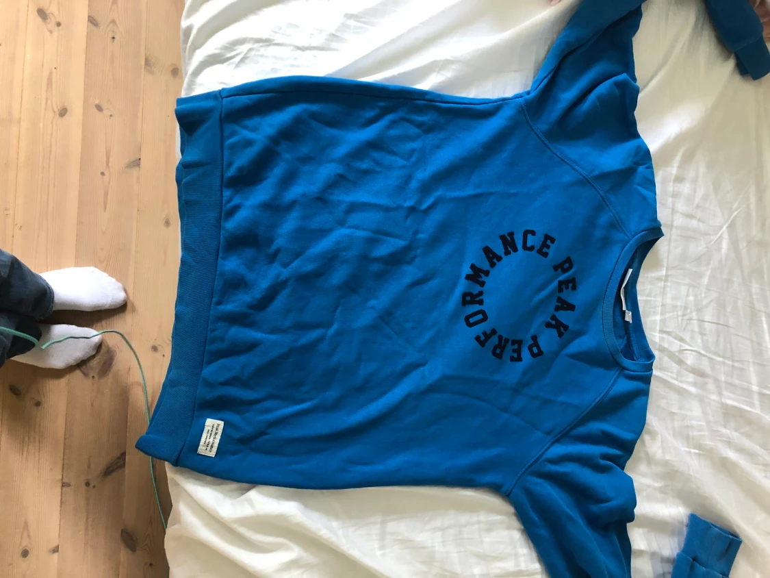 Blå pekperformens tröja