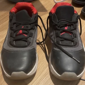 Jordan 11 low - Har ett par jordan 11 low köpt för 1100 för ca 6 månader sedan använd väldigt lite, 
