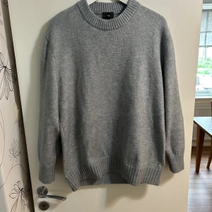 Stickad tröja Hm - Säljer min stickade tröja från Hm, då den inte kommer till användning. Riktigt skön stickad som är ”relaxed fit!