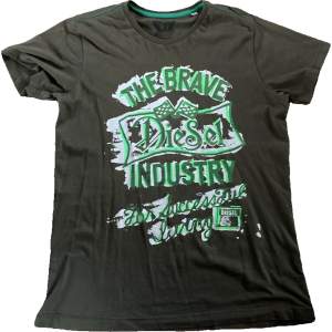 Diesel t-shirt med tryck🤎 Det gröna är i typ sammets material! Nyskick!