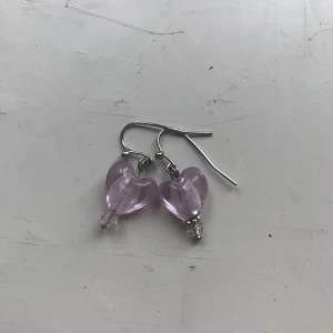 Örhängen - Supersöta örhängen jag köpte på loppis ungefär ett år sen, dom är oanvända.