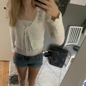 Zara korta - Säljer denna super söta zara koftan perfekt till hösten/ slutet av sommaren!💗💗 Köpt för 1-2 månader sen och säljer för att jag behöver pengar🥰 Pris går att diskuteras!!