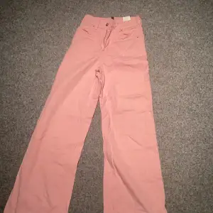 Ett par rosa jeans från H&M.🫶 Oandvända och jätte fina💖 säljer dessa för att det inte är min stil längre💛 inga fläckar eller märken!🫶