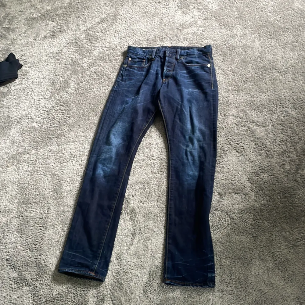 Helt nya och säljer för de var för små på en gång. Inga fläckar helt nya och passar någon som är under 170 . Jeans & Byxor.