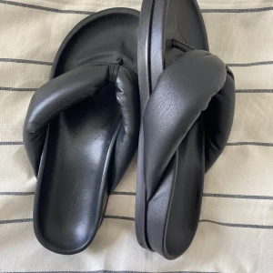 Flipflops ARKET  - Nyskick flipflops från ARKET 