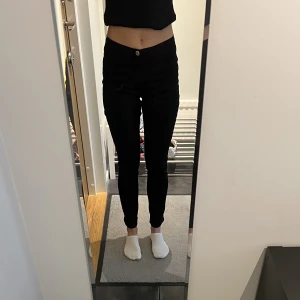 Byxor  - Svarta tajta byxor från BikBok i strl. M. Inga fickor baktill. Använda endast ett par gånger. 