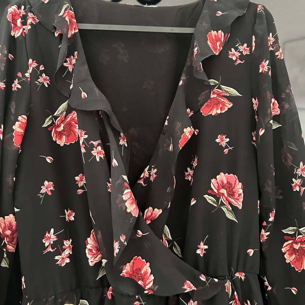 Superfin klänning från H&M, storlek 36 men klippt bort lappen tyvärr. Säljer då den blivit för liten. Klänningen har en knapp vid bröstet för att få en mindre öppning, se bild 3!  . Klänningar.