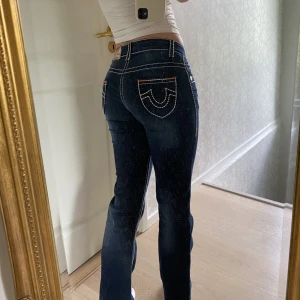 True Religion jeans  - Super från True Religion. Storlek 30 men skulle säga att dem passar S/M (vilket jag själv brukar ha i byxor, bild 3. med dem på). Bara att skriva vid eventuella frågor🤗💘 GÅR ATT PRUTA VID SNABB AFFÄR‼️