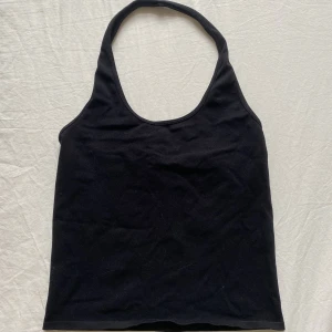 svart halterneck topp - snygg halterneck topp från weekday! köpt förra sommaren, använt en gång. säljer då jag inte använder den ofta 🧡 (har klippt av ena lappen då den var irriterande) 