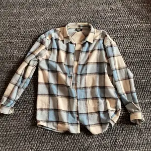 Fleece skjorta från boohooman, storlek L men passar M, aldrig använd 
