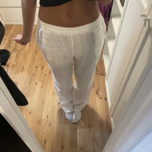Vita linnebyxor  - Säljer dessa jätte fina linnebyxor som kanppt har användts.🙌🏼
