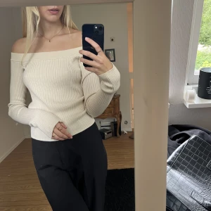 Tröja - Jätteskön tröja från BikBok💛 I storlek L men har ett väldigt stretchigt material så även jag som brukar ha xs kan ha den🤍endast testad