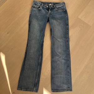 Mina weekday jeans som är inprincip oanvända. Har inga skador eller defekter, Strl. W26 L32