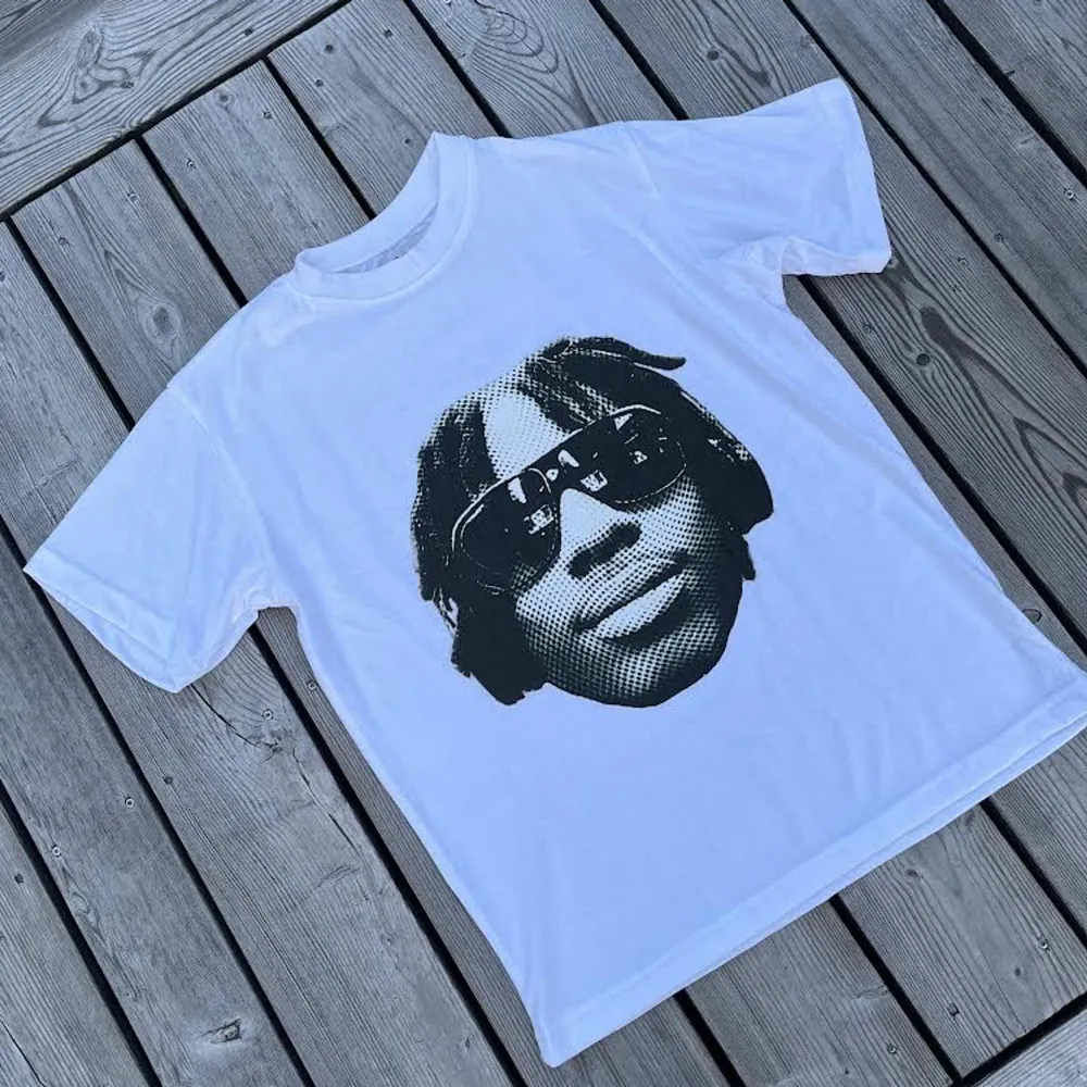 Kendrick Lamar, Polo G, Lil Tjay t-shirts tillgängliga i storlek S|M|L. Vår t-shirt är tillverkad av 100% bommulsmarerial. Betalning sker via antigen swish eller genom att enkelt lägga en beställning direkt på våran hemsida 2crazy.shop (Klarna ingår) . T-shirts.