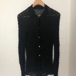 Vintage sweater i spetsmaterial - Vintage kofta med spets material! Fin kofta köpt på humana, aldrig riktigt användt men har två hål vid ärmarna. 