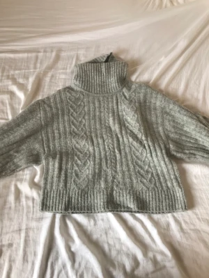 Grå tjock tröja turtleneck - Väldigt fin tjocktröja! Perfekt till hösten o vintern när man är lite kylig💘 använd typ 2-3 gånger🫶 samma kvalite som när jag köpte den💘
