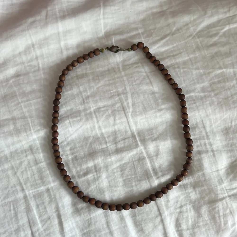Jättefint brunt halsband köpte utomlands på någon marknad . Accessoarer.