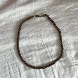 Jättefint brunt halsband köpte utomlands på någon marknad 
